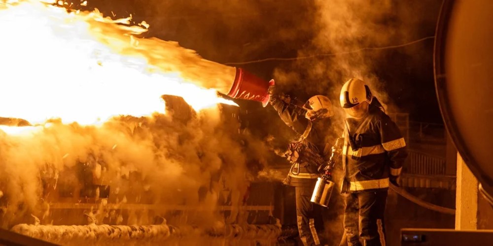 Рятувальники ДСНС ліквідовують наслідки ракетного удару на території порту в Одеській області