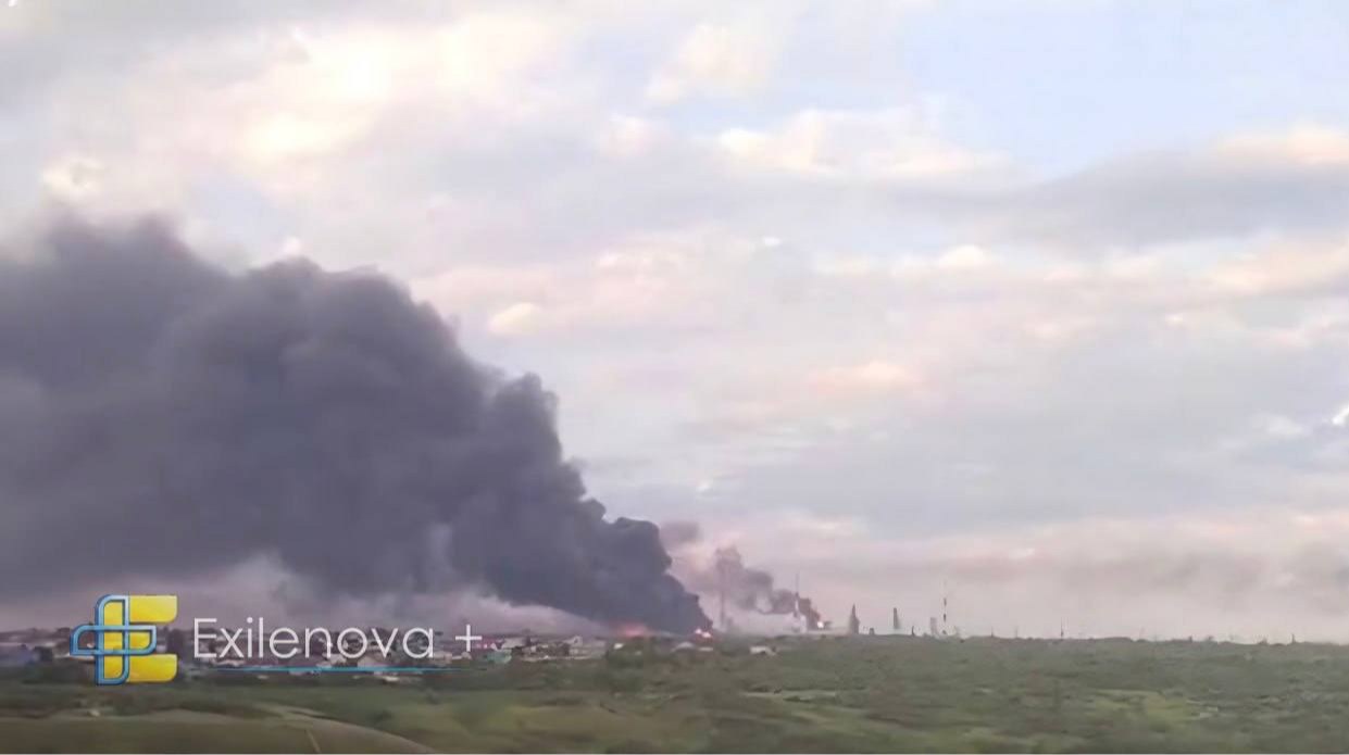 Масштабна пожежа та густий стовп чорного диму над Сизранським НПЗ у Самарській області