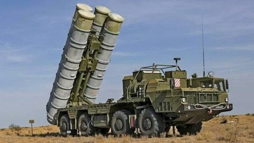 Кадри ураження російського зенітно-ракетного комплексу С-400 «Тріумф» у тимчасово окупованому Криму, надані ГУР Міноборони