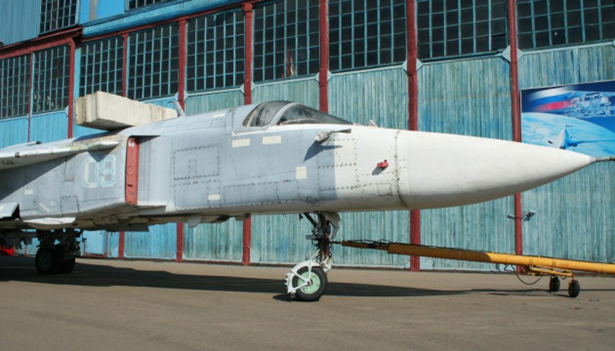 Знищений російський фронтовий бомбардувальник Су-24М на аеродромі «Саки» в тимчасово окупованому Криму