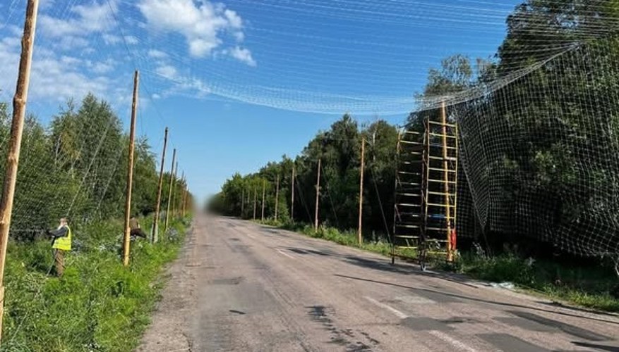 Облаштування антидронового захисту прифронтових доріг