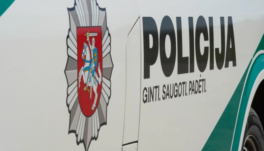 Жалобні вінки біля будівлі RSI Europe у Вільнюсі та поліцейські на місці інциденту