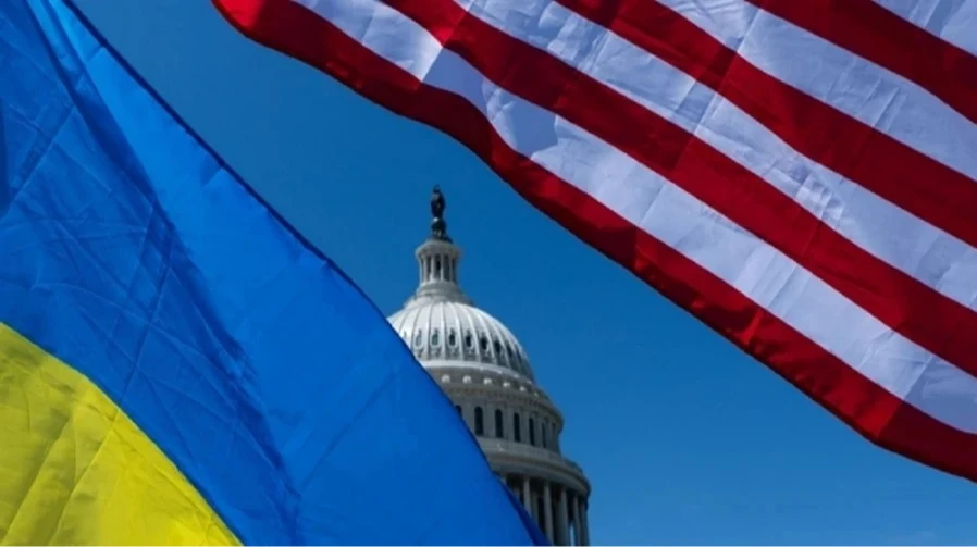 Дональд Трамп на тлі архівного фото, що символізує розвідувальну співпрацю США та України