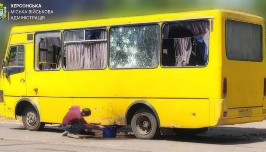 Пошкоджений маршрутний автобус у Дніпровському районі Херсона внаслідок удару безпілотника (фото Херсонської МВА)