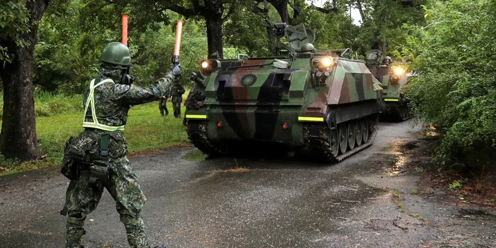 Тайванські військовослужбовці під час випробувань безпілотників на узбережжі