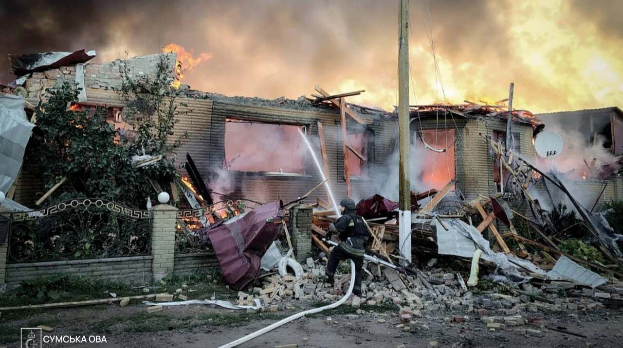 Наслідки удару по приватному житловому будинку в Буринській громаді (фото Сумської ОВА)