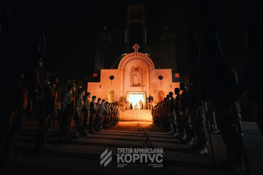 Бійці Третього корпусу утворили коридор смолоскипів для праху Коновальця