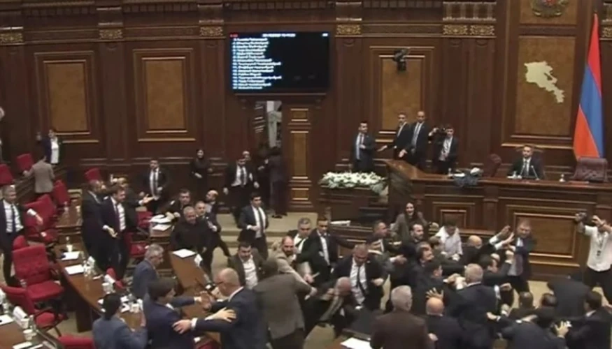 Перерва, швидка та служба безпеки: наслідки конфлікту у парламенті Вірменії