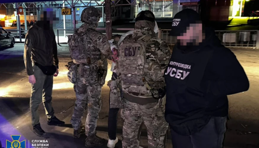 Співробітники СБУ біля вилученого вибухового пристрою на автовокзалі у Рівному