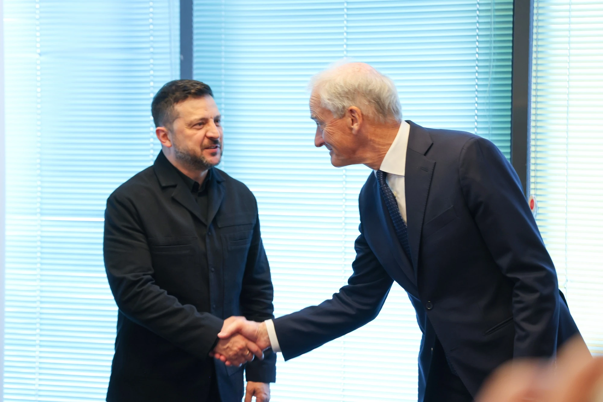 Володимир Зеленський та учасники переговорів щодо врегулювання війни в Осло