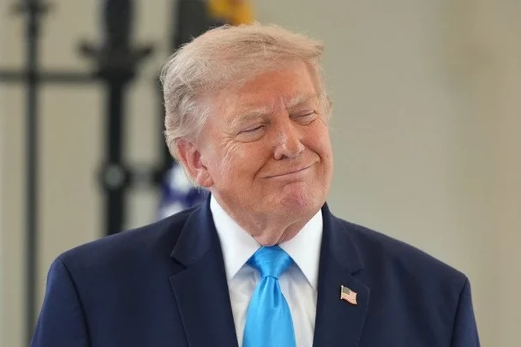 Дональд Трамп під час спілкування з журналістами