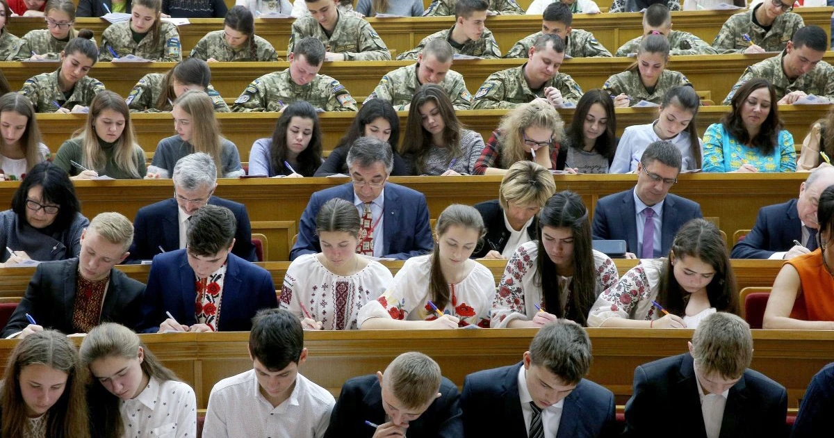 Військовослужбовці ДШВ 7 корпусу під час написання радіодиктанту національної єдності в Запоріжжі